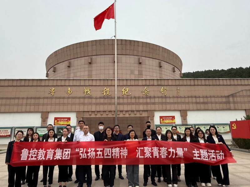 参观合影.jpg